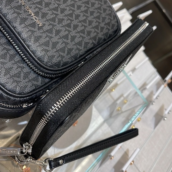 Michael Kors Jet Set Travel Large Signature Logo and Metallic Continental Wallet - Picture 15 of 16